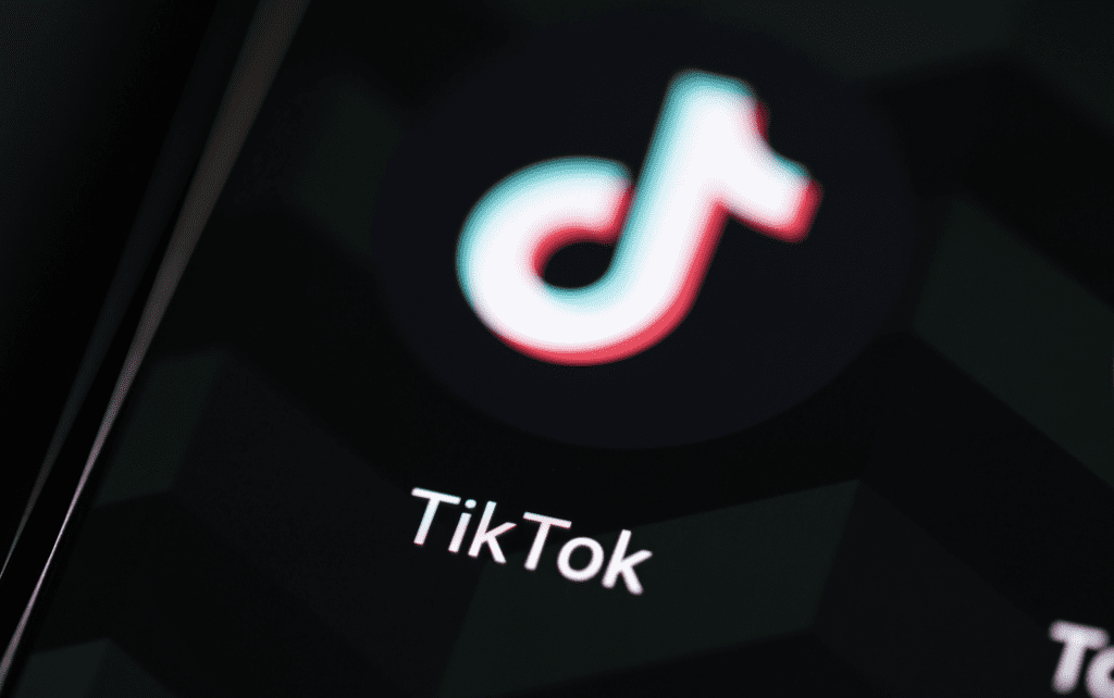 TikTok намагається зупинити поширення ненависницьких відео зі штучним інтелектом
