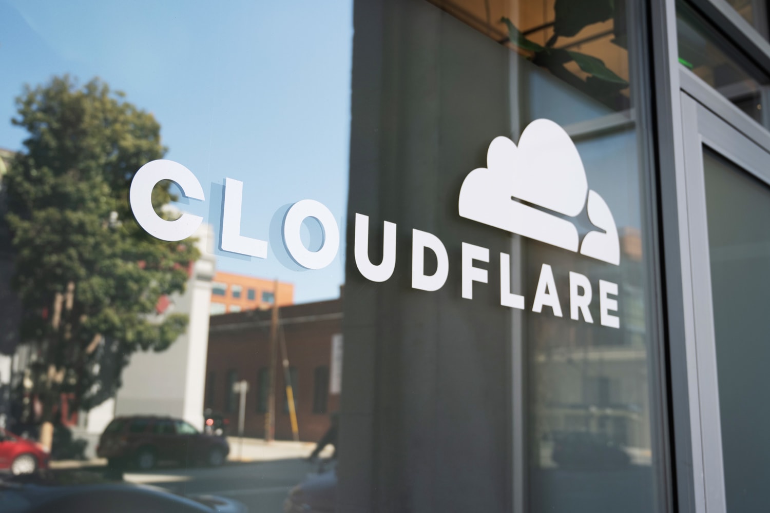 Неправильно налаштована база даних спричинила глобальний збій Cloudflare