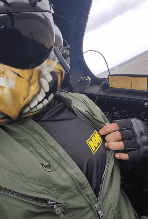Пілот в джерсі NAVI
